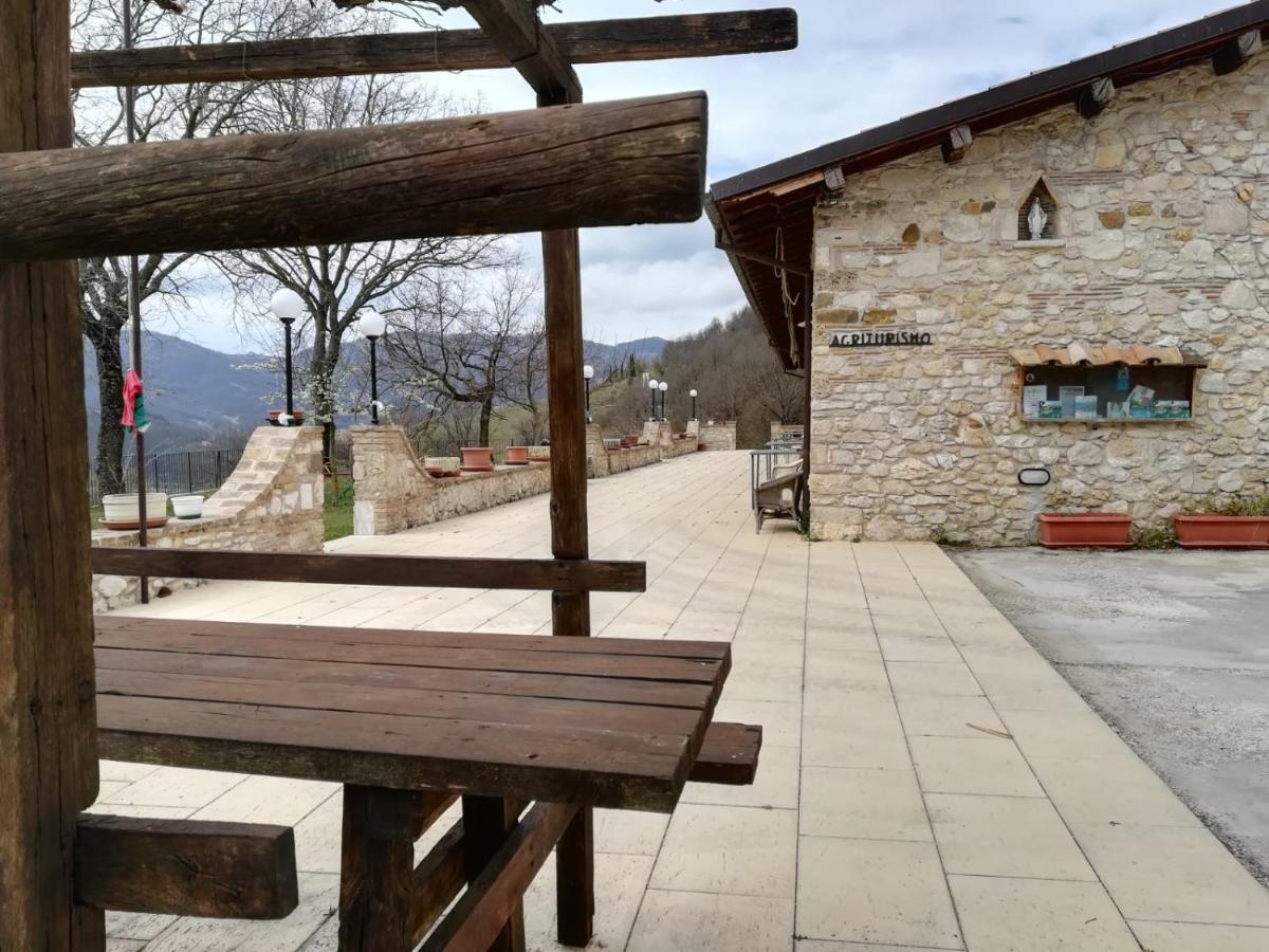Agriturismo Le Cascine Castel di Tora Exterior photo